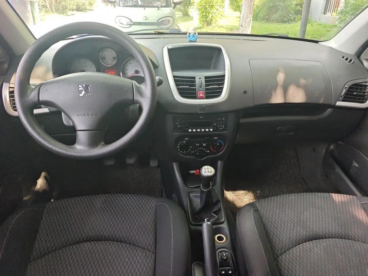 Peugeot 207 2011 Hatchback 1.4L Manual Yule Edition — миниатюра 9