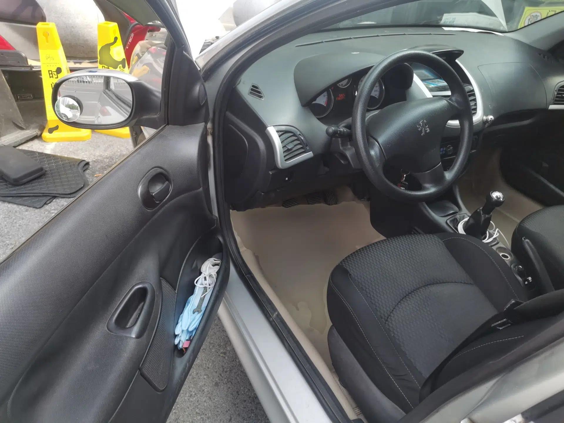 Peugeot 207 2011 Hatchback 1.4L Manual Yule Edition — миниатюра 16