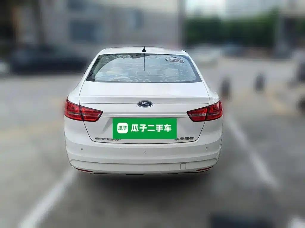 Ford Focus 2015 1.5L Automatic Comfort Model — миниатюра 3