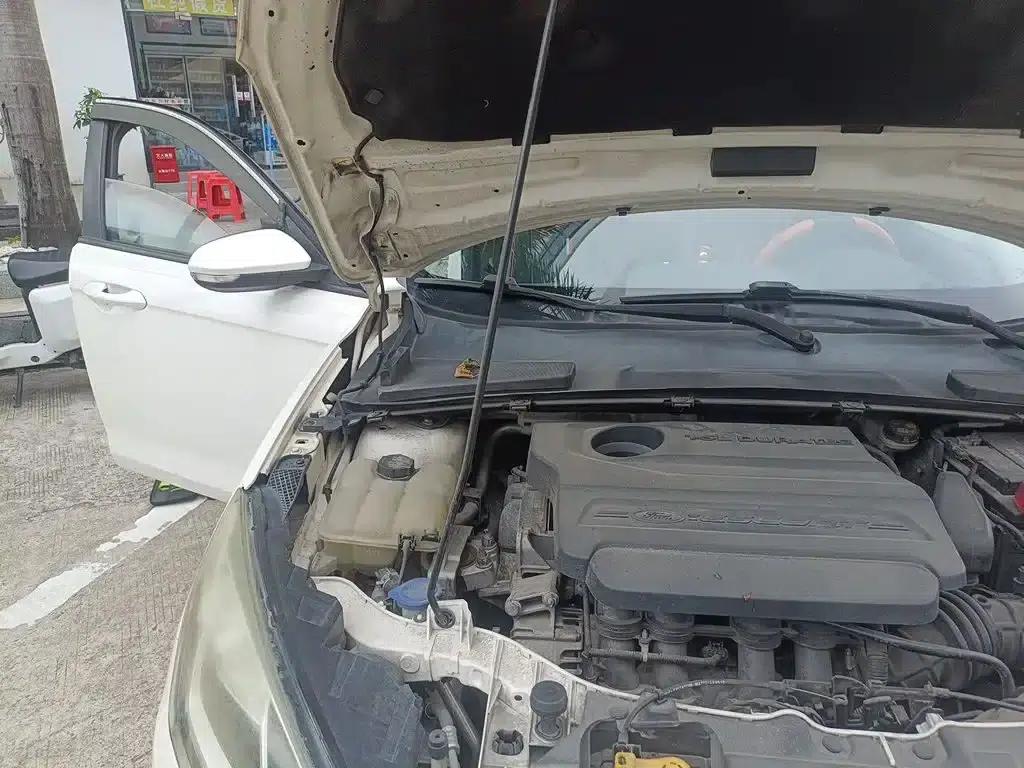 Ford Focus 2015 1.5L Automatic Comfort Model — миниатюра 22