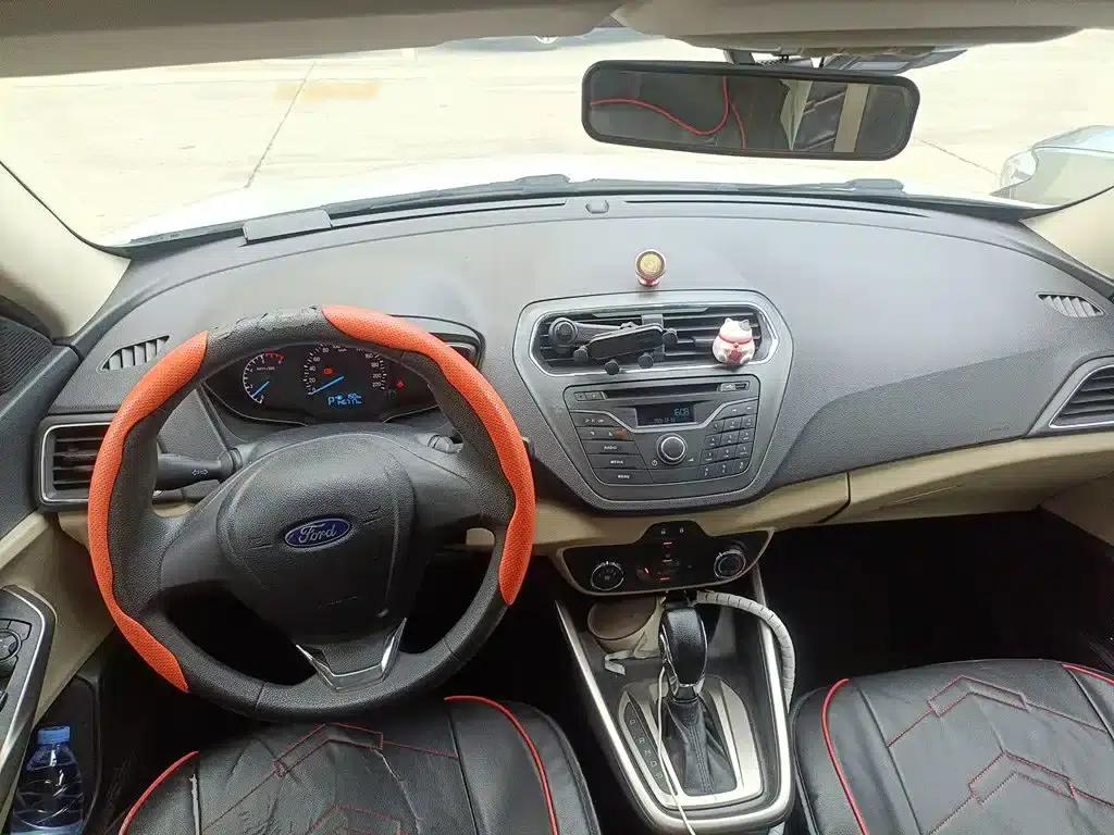 Ford Focus 2015 1.5L Automatic Comfort Model — миниатюра 5
