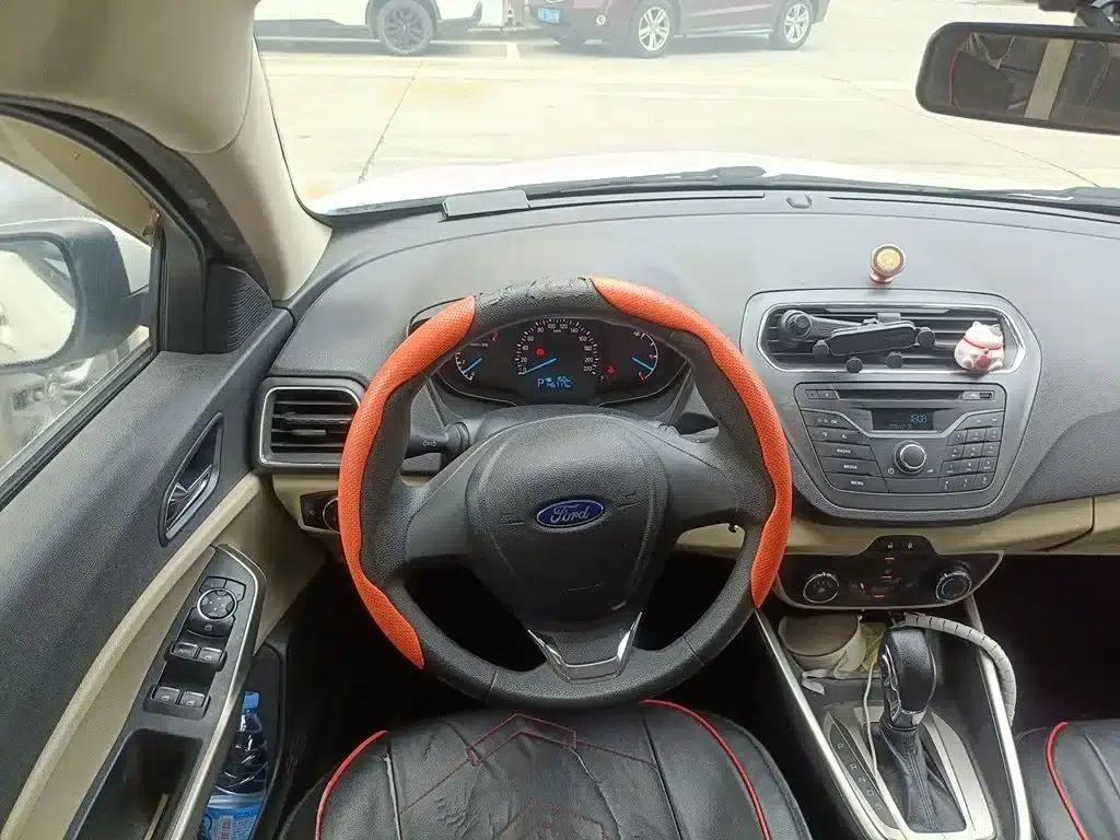 Ford Focus 2015 1.5L Automatic Comfort Model — миниатюра 6