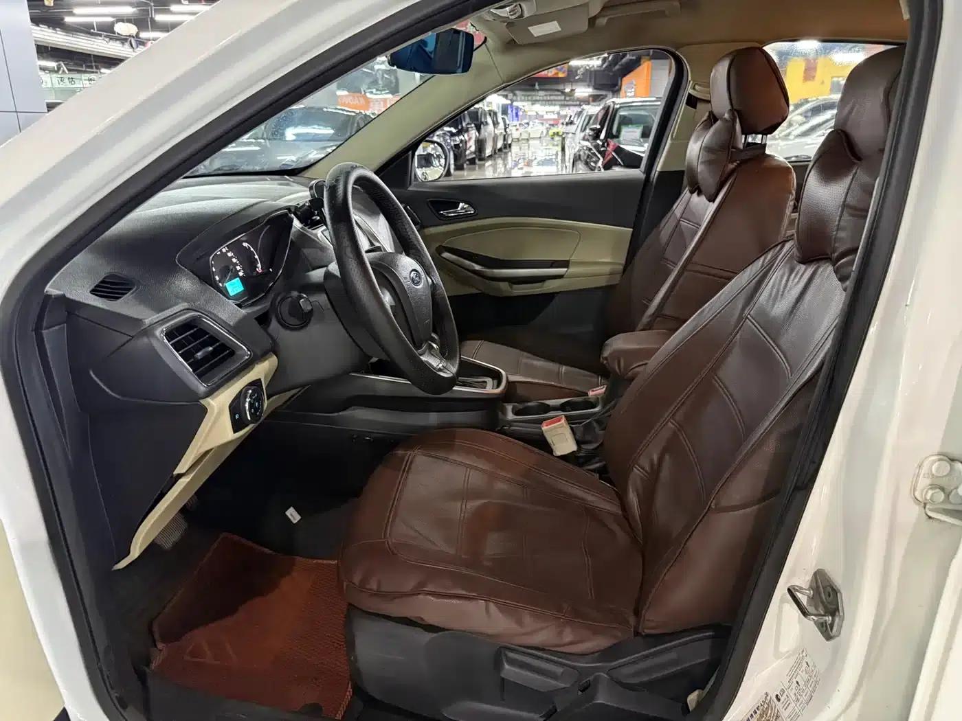 Ford Focus 2015 1.5L Automatic Comfort Model — миниатюра 4