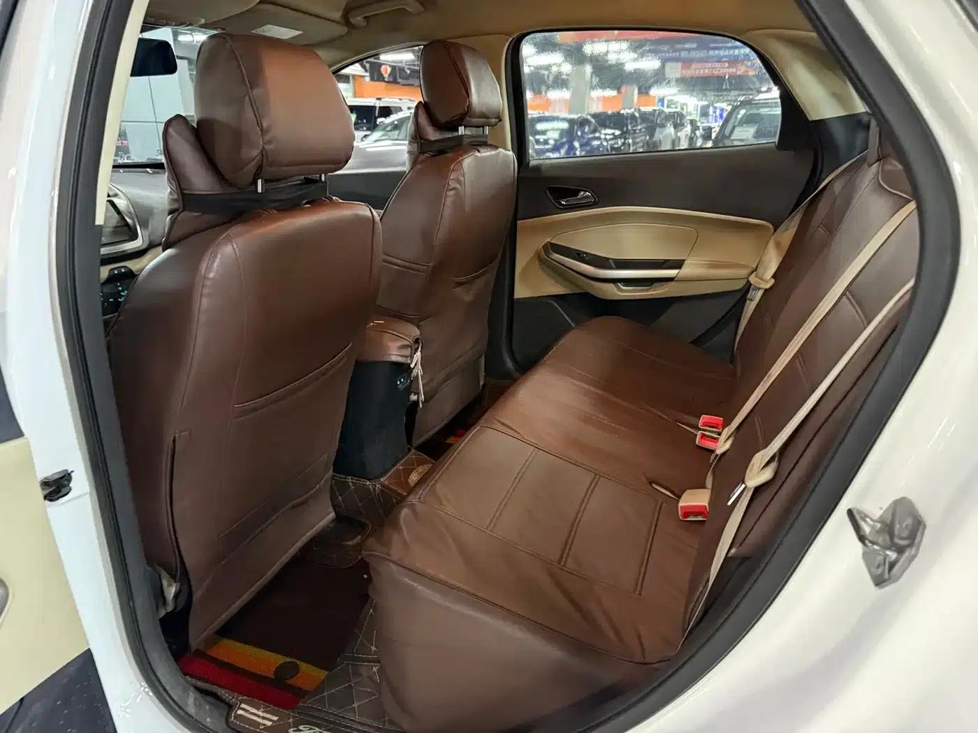 Ford Focus 2015 1.5L Automatic Comfort Model — миниатюра 5
