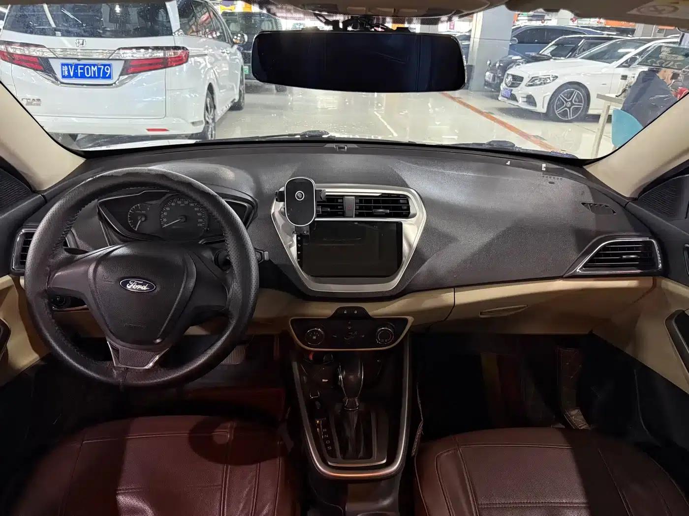 Ford Focus 2015 1.5L Automatic Comfort Model — миниатюра 6