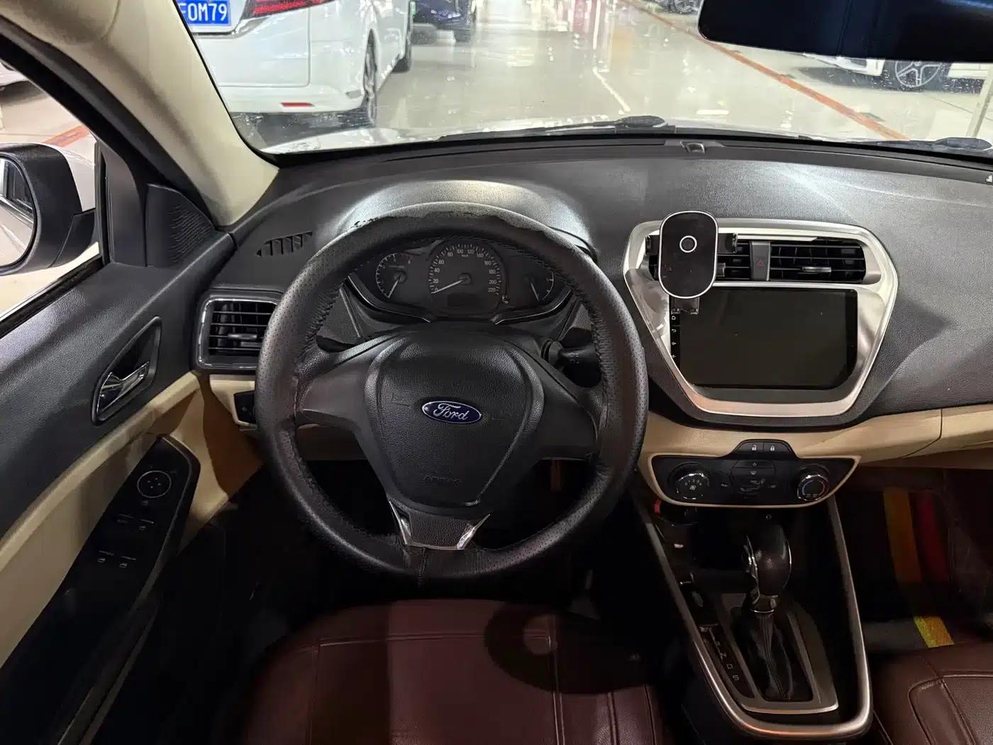 Ford Focus 2015 1.5L Automatic Comfort Model — миниатюра 7