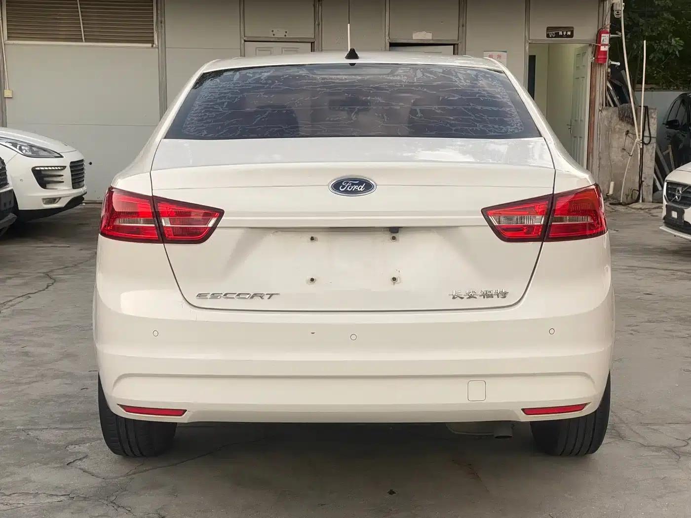 Ford Focus 2015 1.5L Manual Comfort Model — миниатюра 12