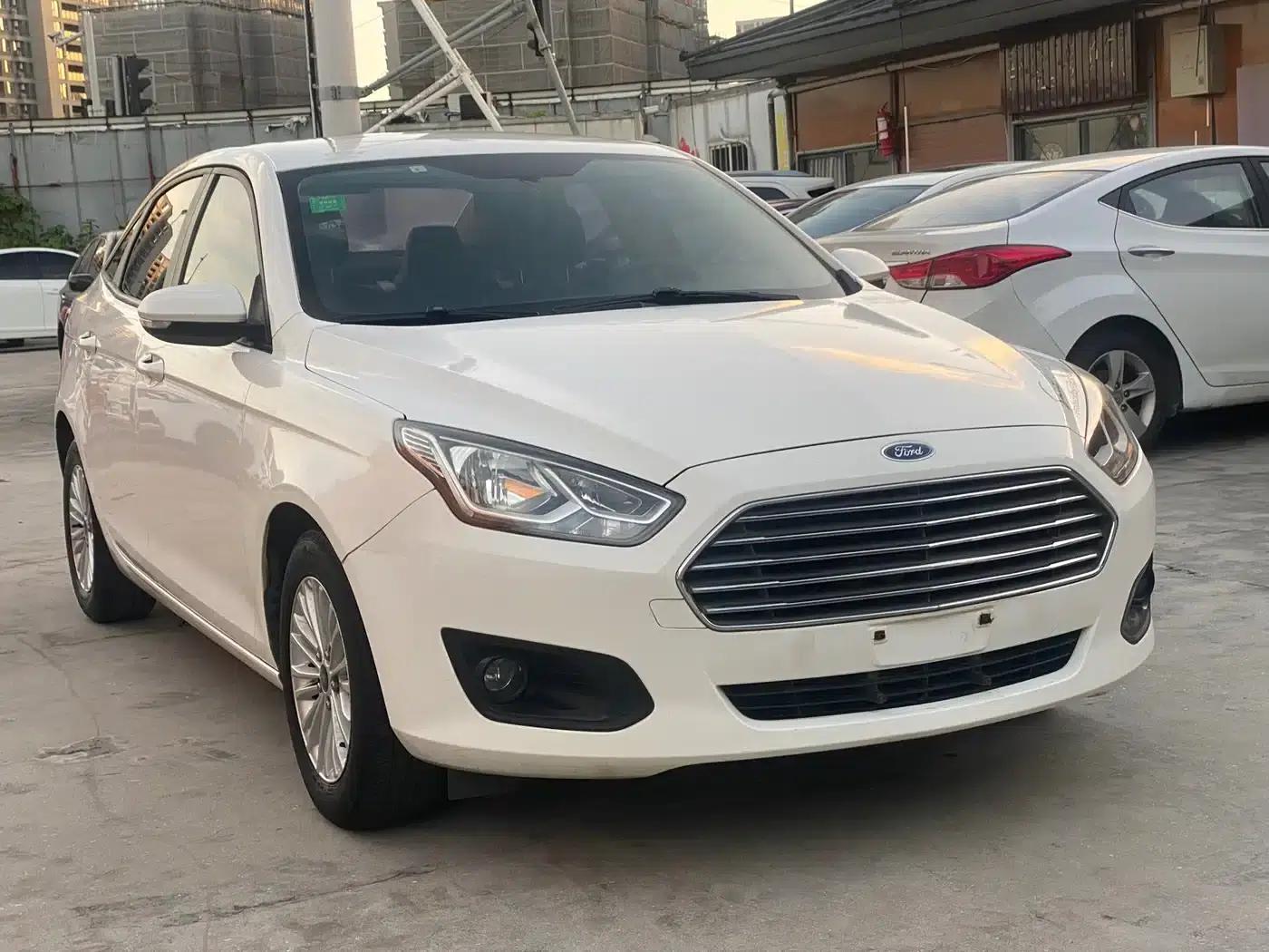 Ford Focus 2015 1.5L Manual Comfort Model — миниатюра 3