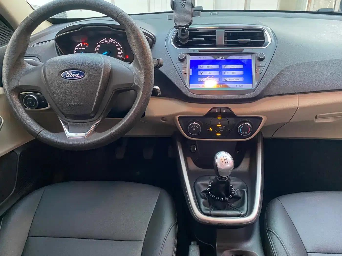Ford Focus 2015 1.5L Manual Comfort Model — миниатюра 5