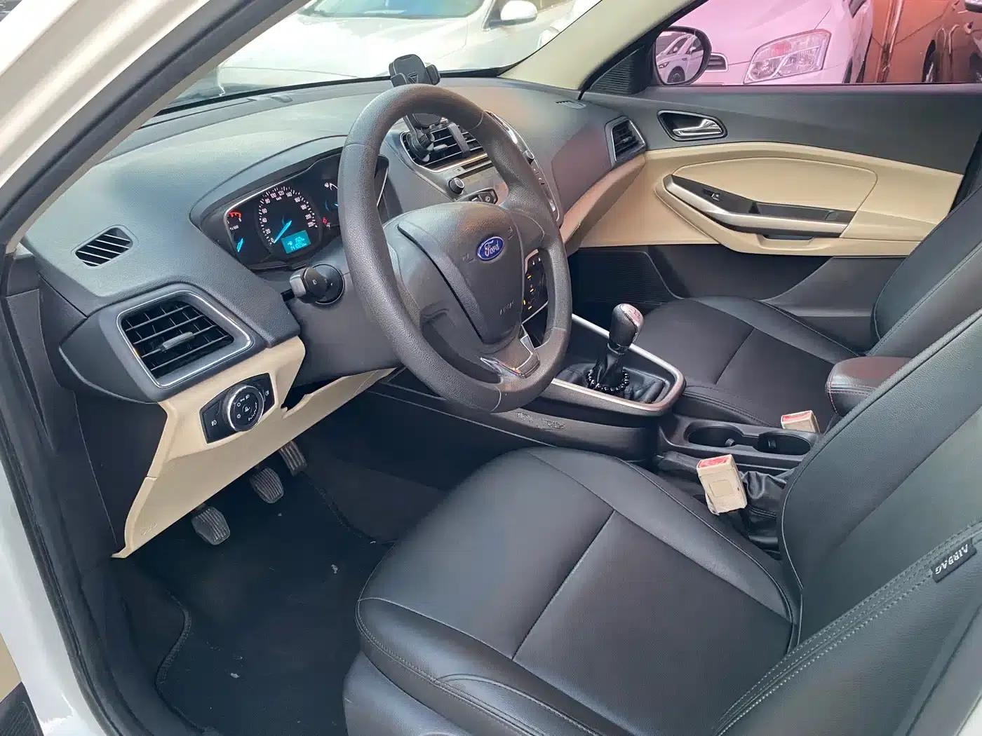 Ford Focus 2015 1.5L Manual Comfort Model — миниатюра 6