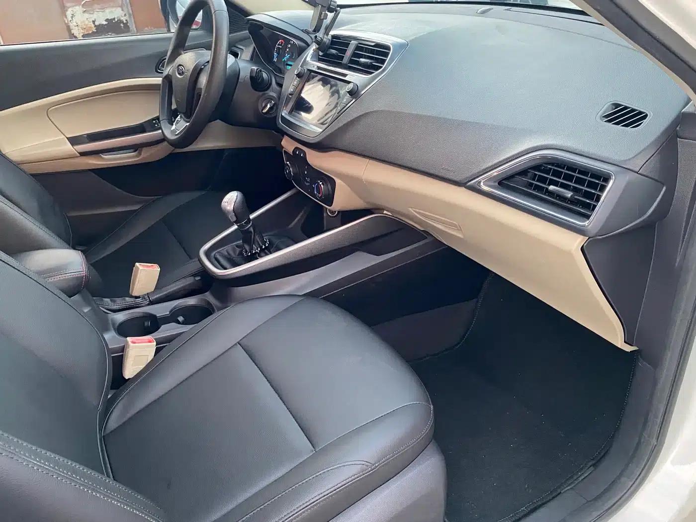 Ford Focus 2015 1.5L Manual Comfort Model — миниатюра 7