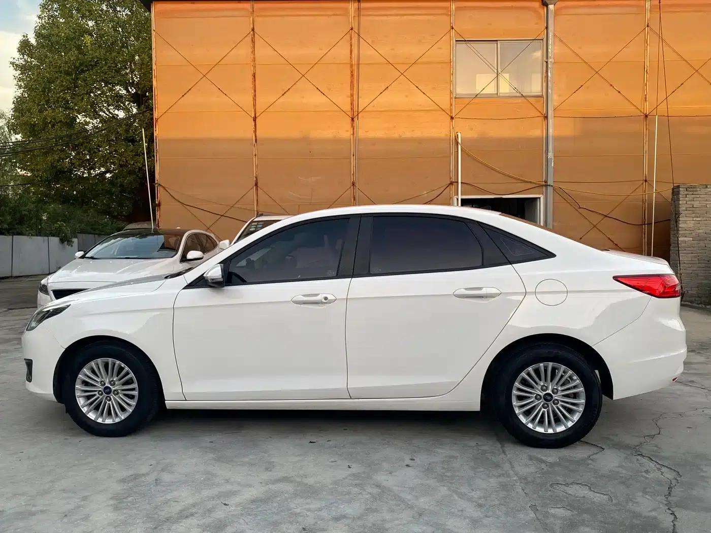 Ford Focus 2015 1.5L Manual Comfort Model — миниатюра 10