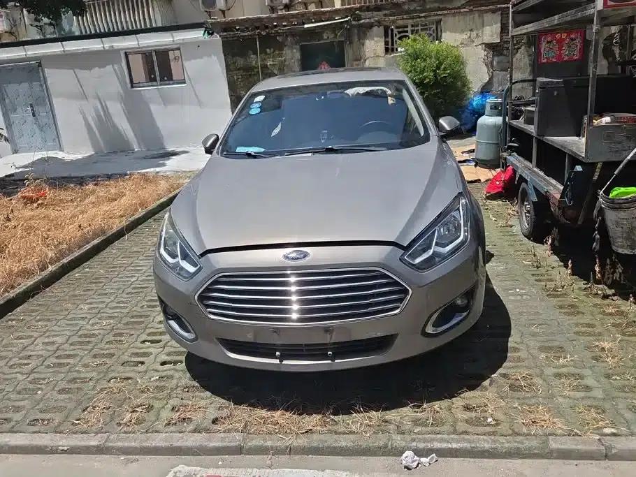 Ford Focus 2015 1.5L Automatic Fashion Edition — миниатюра 2