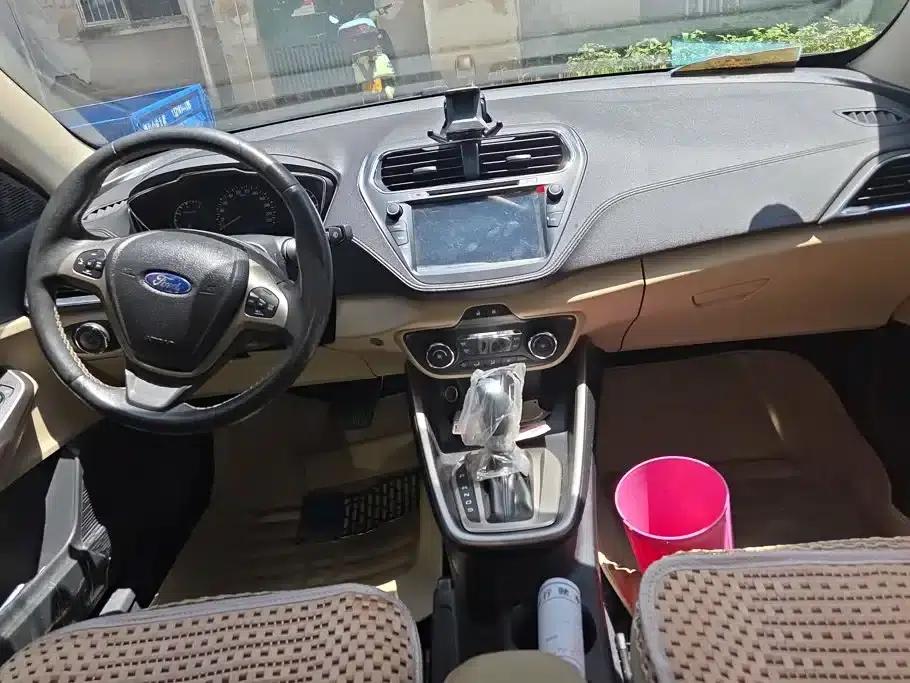 Ford Focus 2015 1.5L Automatic Fashion Edition — миниатюра 12