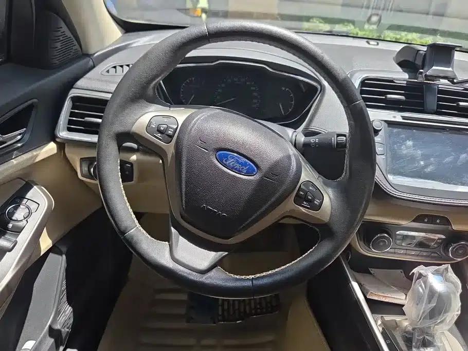 Ford Focus 2015 1.5L Automatic Fashion Edition — миниатюра 15