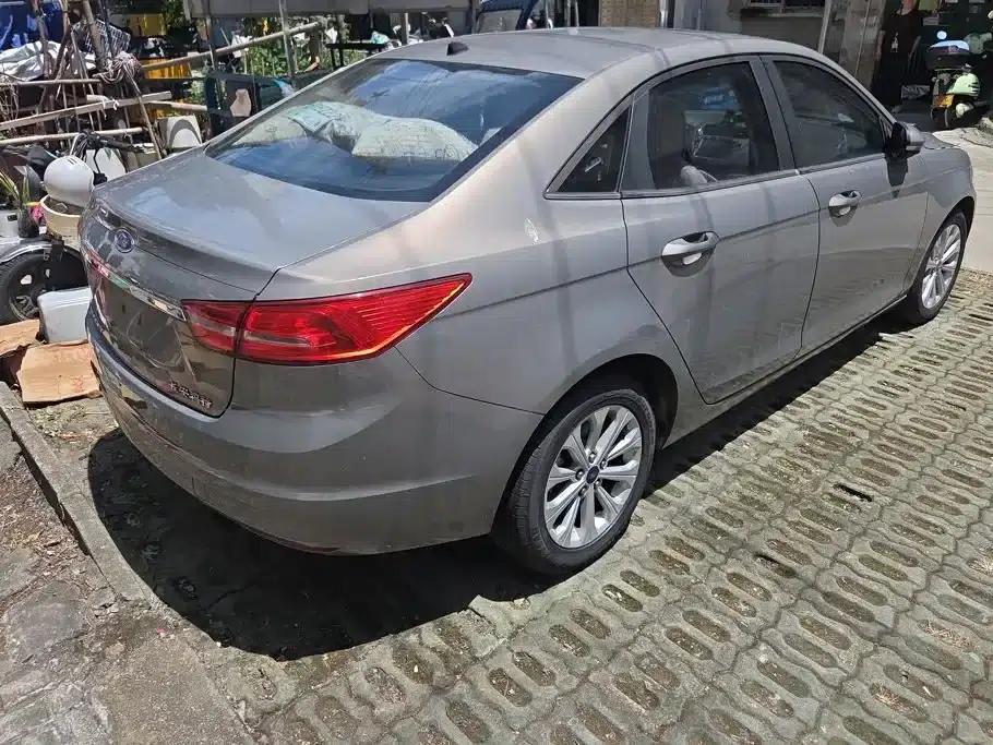 Ford Focus 2015 1.5L Automatic Fashion Edition — миниатюра 3