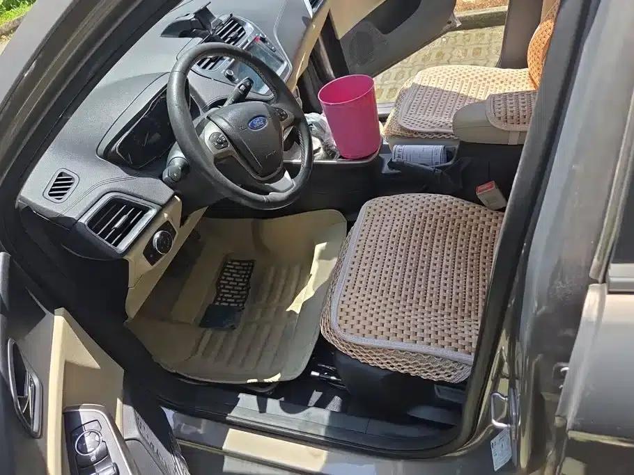 Ford Focus 2015 1.5L Automatic Fashion Edition — миниатюра 9