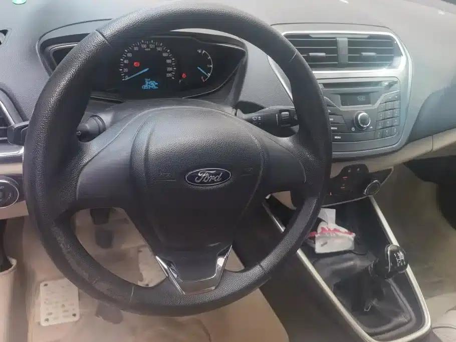 Ford Focus 2015 1.5L Manual Comfort Model — миниатюра 12