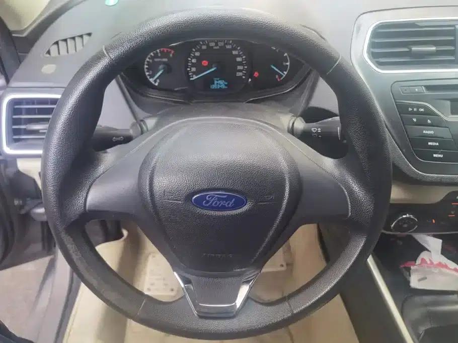 Ford Focus 2015 1.5L Manual Comfort Model — миниатюра 15
