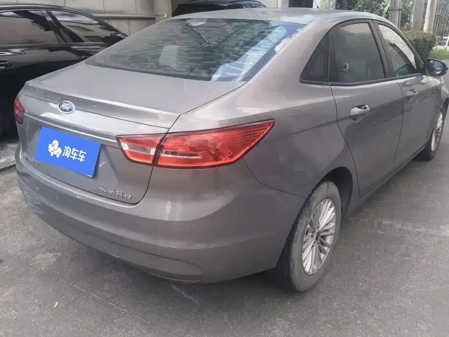 Ford Focus 2015 1.5L Manual Comfort Model — миниатюра 3