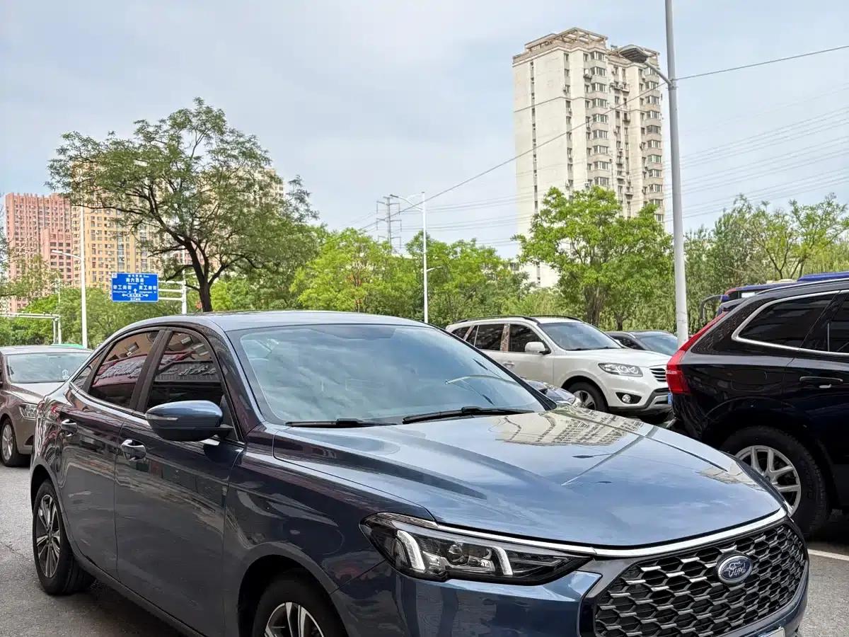 Ford Focus 2021 1.5L Automatic Diamond Edition — миниатюра 3