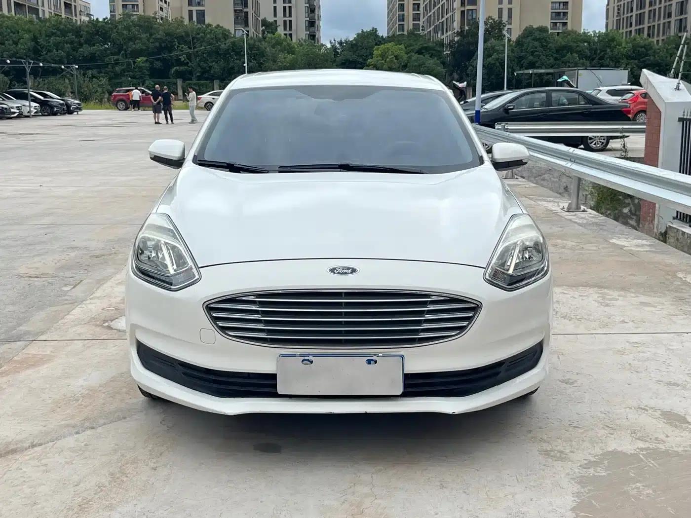 Ford Focus 2019 1.5L Automatic Premium Edition — миниатюра 2