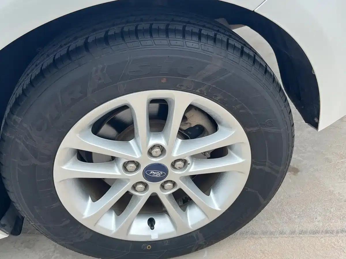 Ford Focus 2019 1.5L Automatic Premium Edition — миниатюра 11