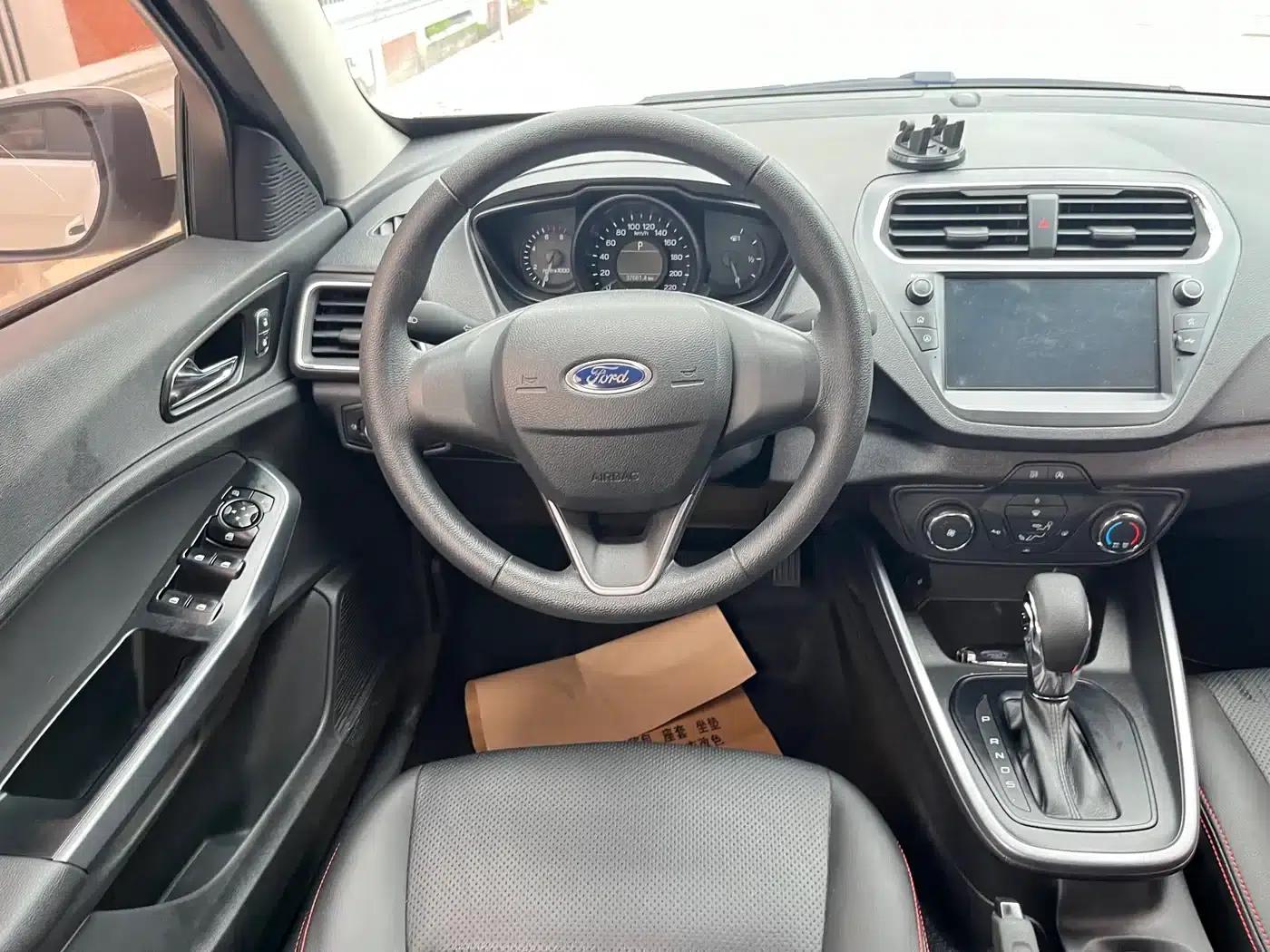 Ford Focus 2019 1.5L Automatic Premium Edition — миниатюра 12