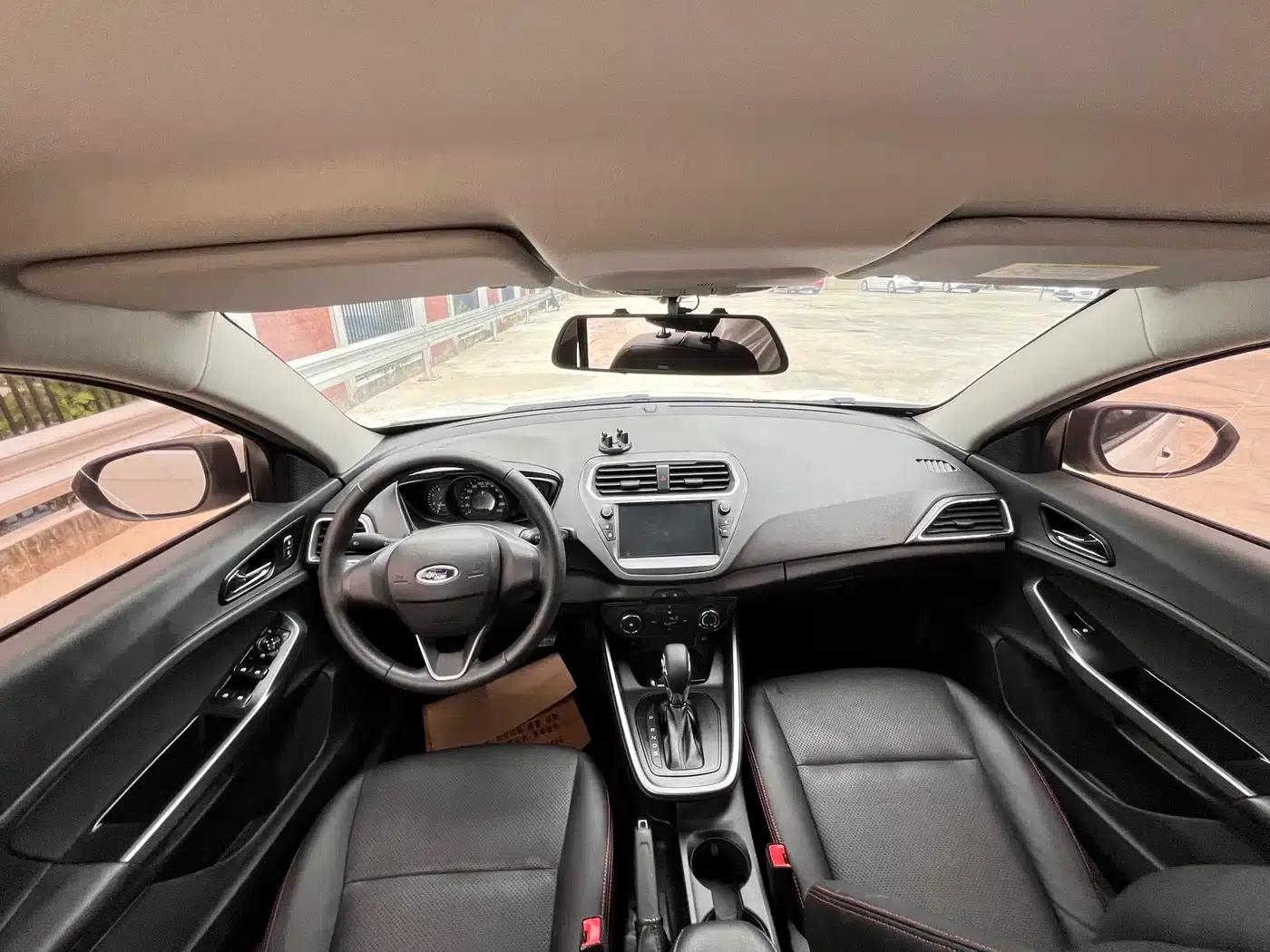 Ford Focus 2019 1.5L Automatic Premium Edition — миниатюра 13