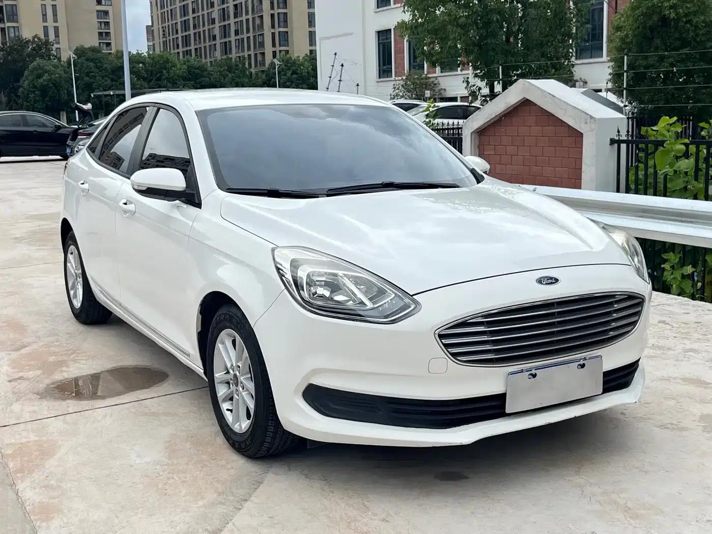 Ford Focus 2019 1.5L Automatic Premium Edition — миниатюра 3