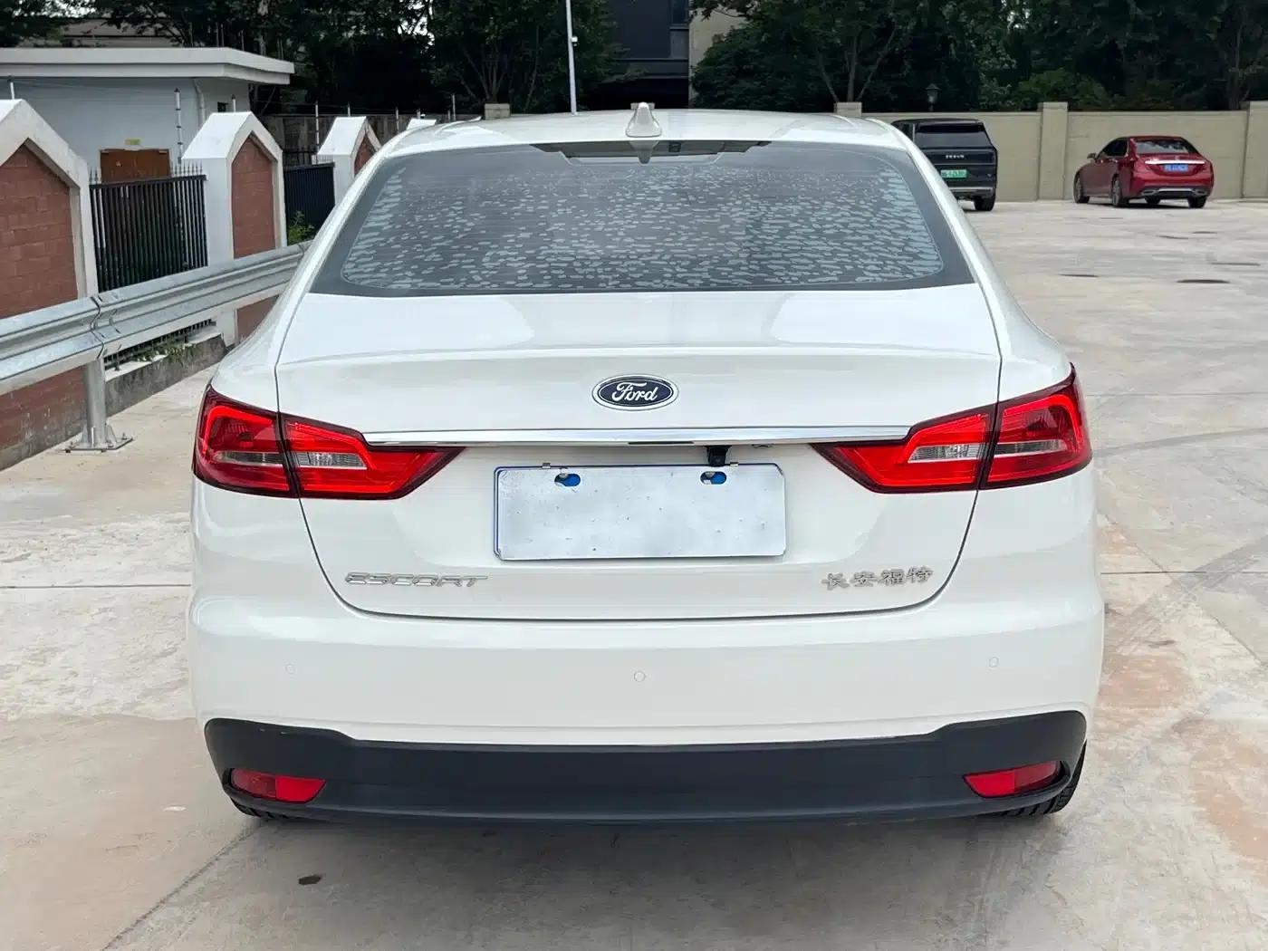 Ford Focus 2019 1.5L Automatic Premium Edition — миниатюра 4