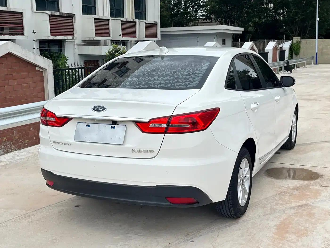 Ford Focus 2019 1.5L Automatic Premium Edition — миниатюра 5