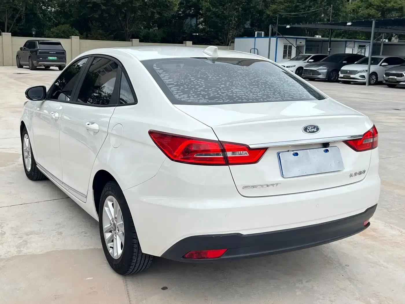 Ford Focus 2019 1.5L Automatic Premium Edition — миниатюра 6
