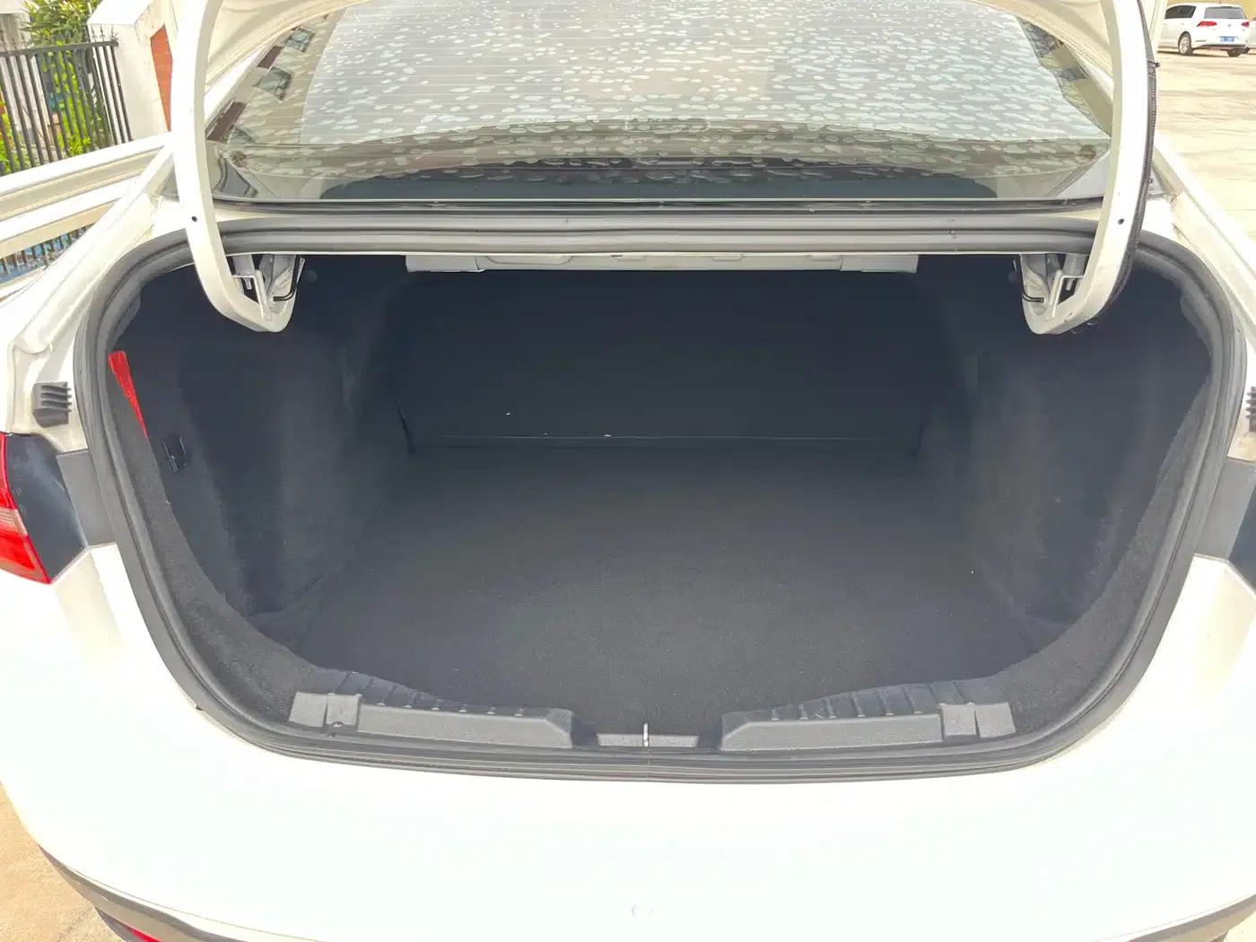 Ford Focus 2019 1.5L Automatic Premium Edition — миниатюра 10