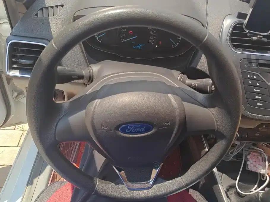 Ford Focus 2017 1.5L Manual Comfort Model — миниатюра 15