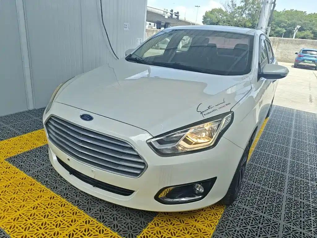 Ford Focus 2015 1.5L Automatic Fashion Edition — миниатюра 1