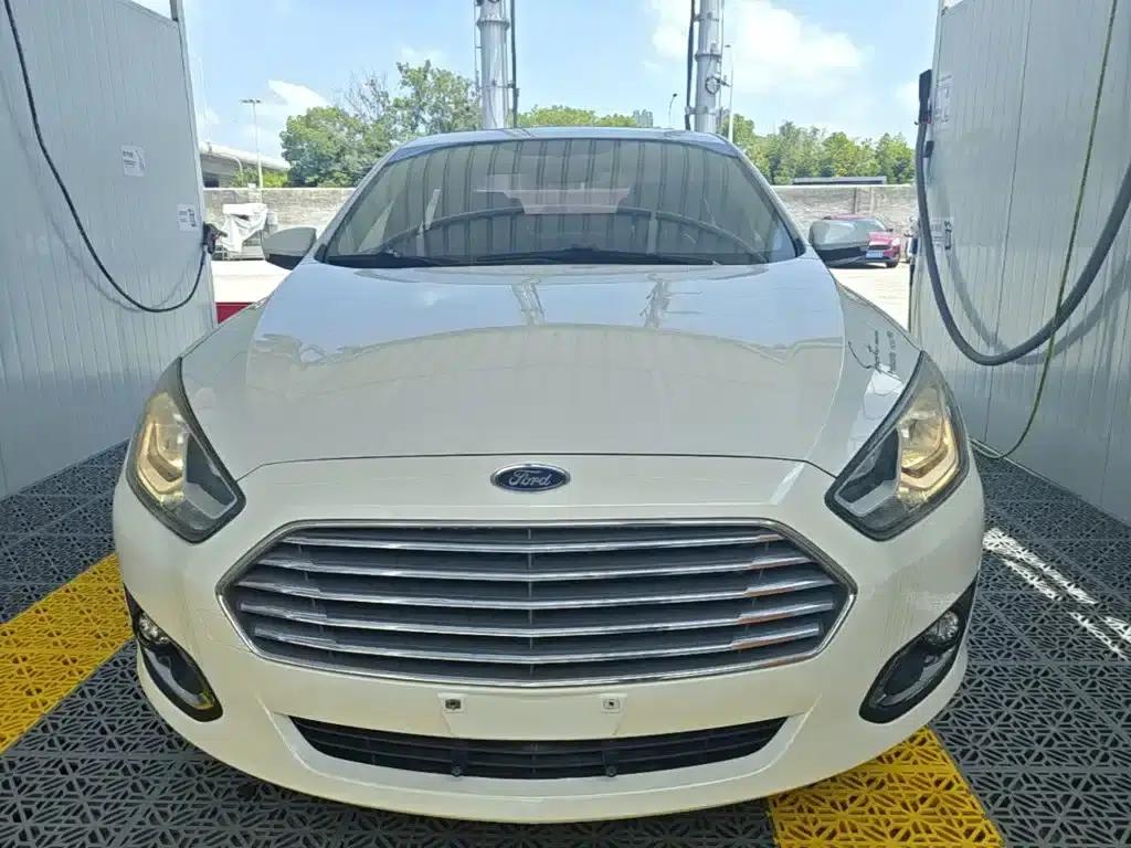 Ford Focus 2015 1.5L Automatic Fashion Edition — миниатюра 3