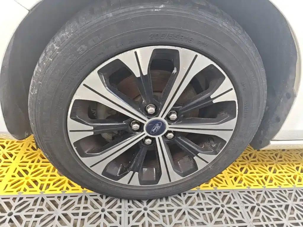 Ford Focus 2015 1.5L Automatic Fashion Edition — миниатюра 23