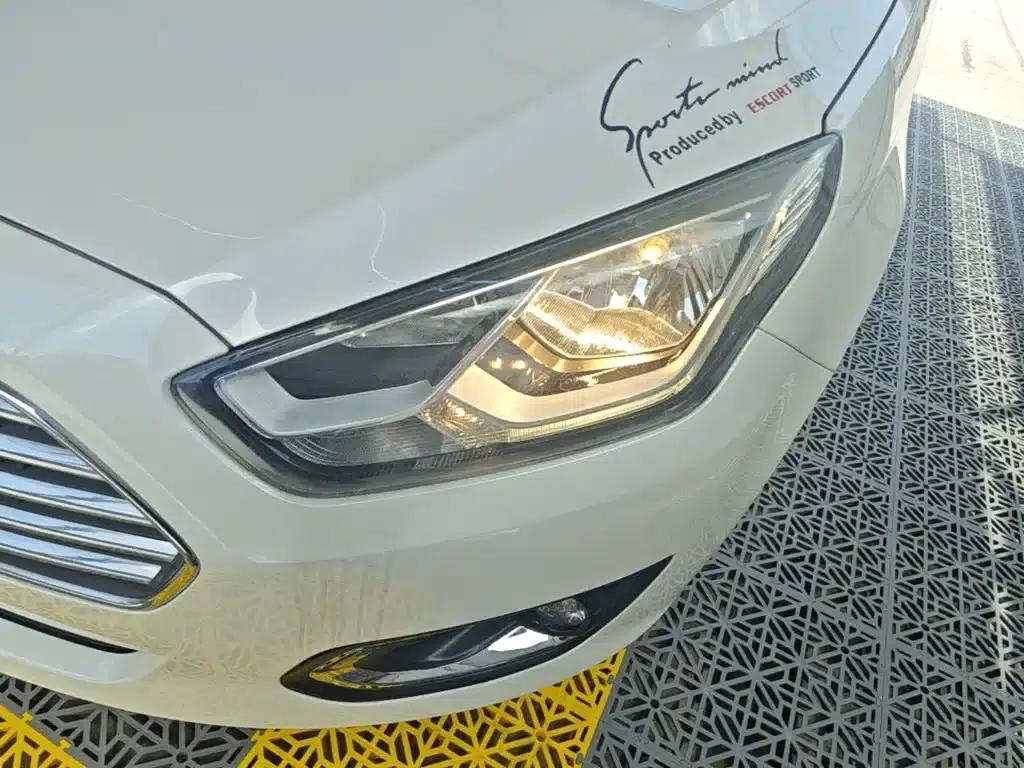 Ford Focus 2015 1.5L Automatic Fashion Edition — миниатюра 24