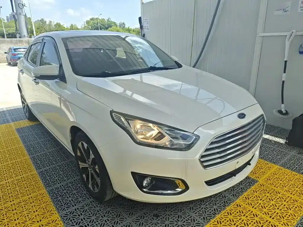 Ford Focus 2015 1.5L Automatic Fashion Edition — миниатюра 4