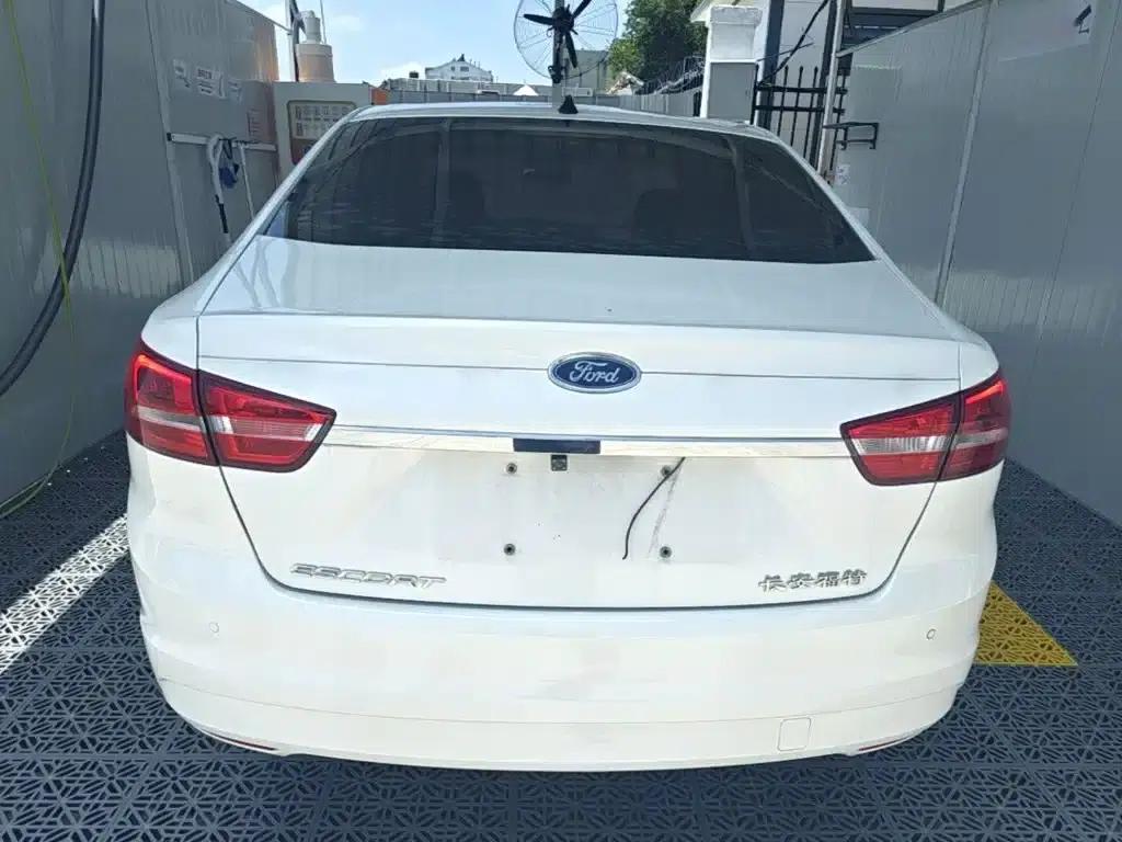 Ford Focus 2015 1.5L Automatic Fashion Edition — миниатюра 6