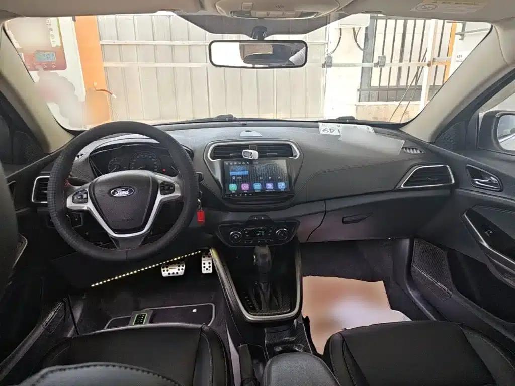 Ford Focus 2015 1.5L Automatic Fashion Edition — миниатюра 10