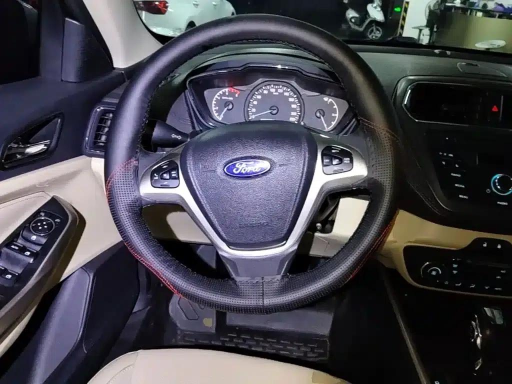 Ford Focus 2015 1.5L Automatic Fashion Edition — миниатюра 11
