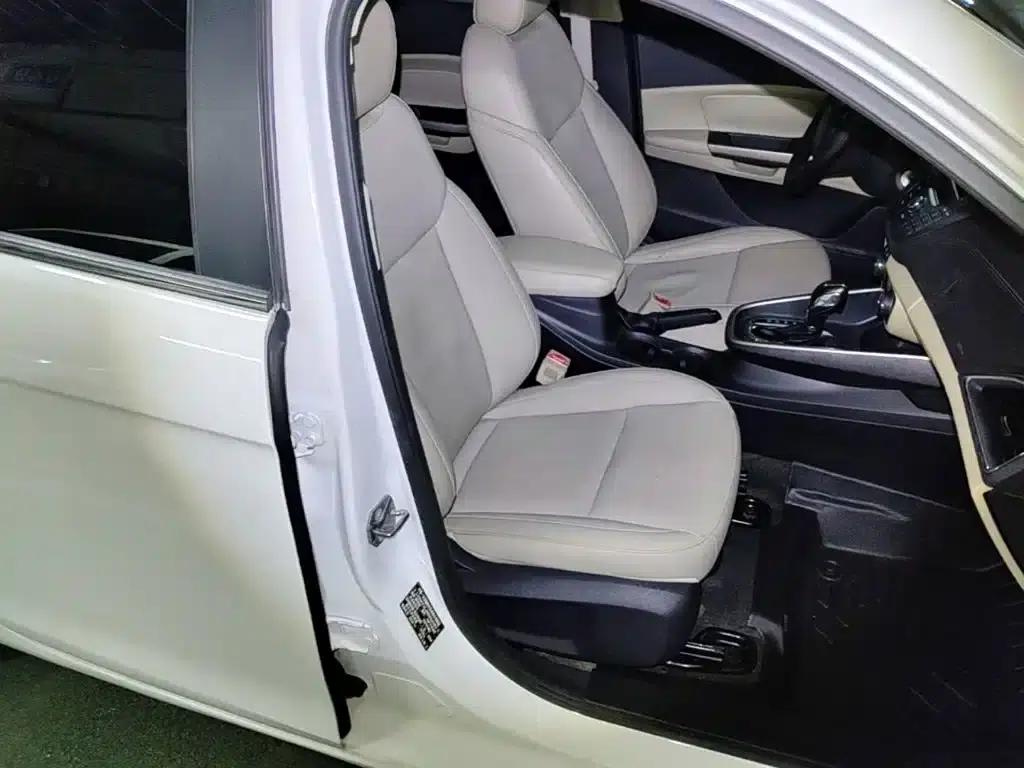Ford Focus 2015 1.5L Automatic Fashion Edition — миниатюра 25