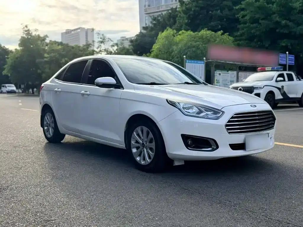Ford Focus 2015 1.5L Automatic Fashion Edition — миниатюра 4