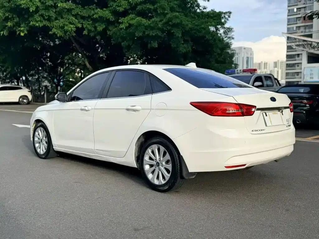 Ford Focus 2015 1.5L Automatic Fashion Edition — миниатюра 5