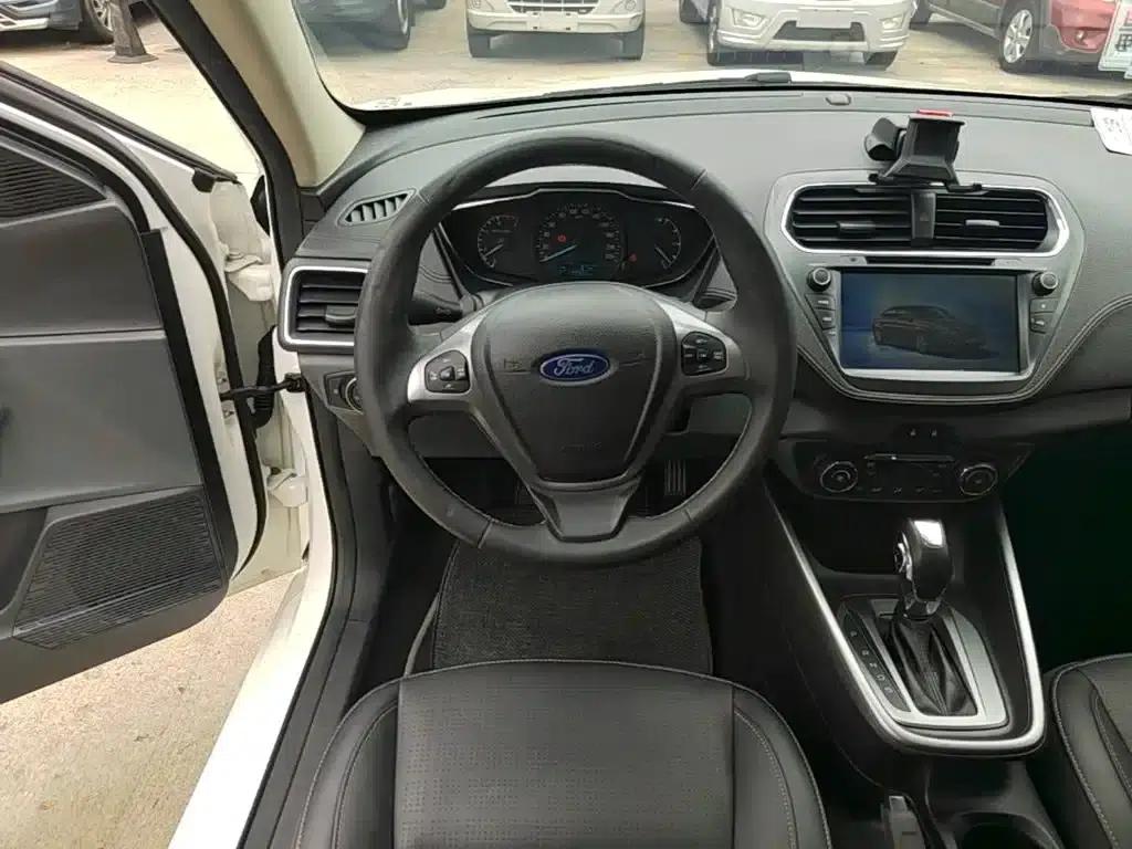 Ford Focus 2015 1.5L Automatic Fashion Edition — миниатюра 11