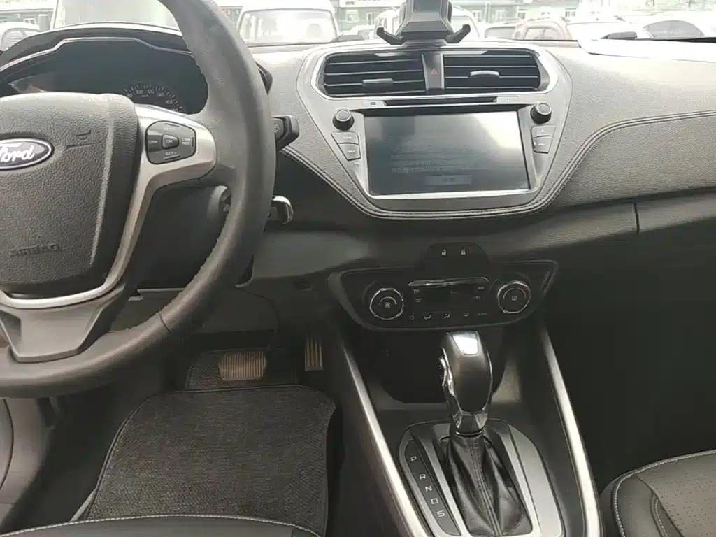 Ford Focus 2015 1.5L Automatic Fashion Edition — миниатюра 13