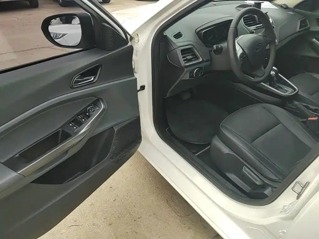 Ford Focus 2015 1.5L Automatic Fashion Edition — миниатюра 16