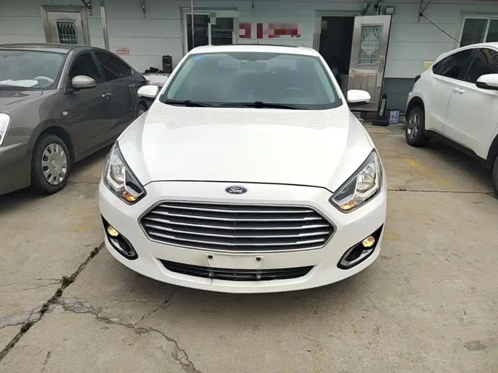 Ford Focus 2015 1.5L Automatic Fashion Edition — миниатюра 3